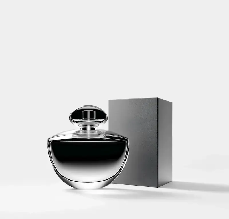 Flacon de parfum noir à côté de son étui